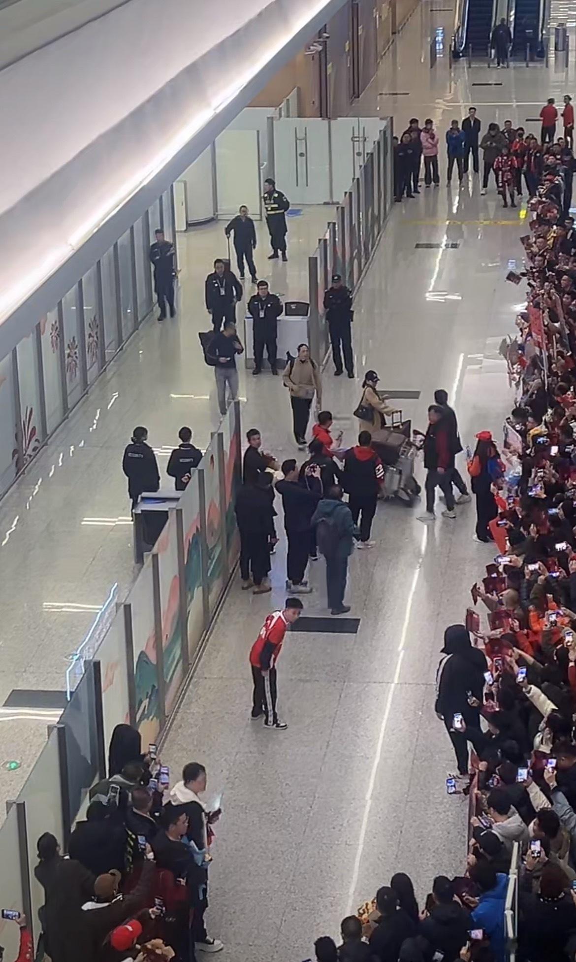 徐正源回来了！天府机场来了许多球迷接机。成都蓉城成都