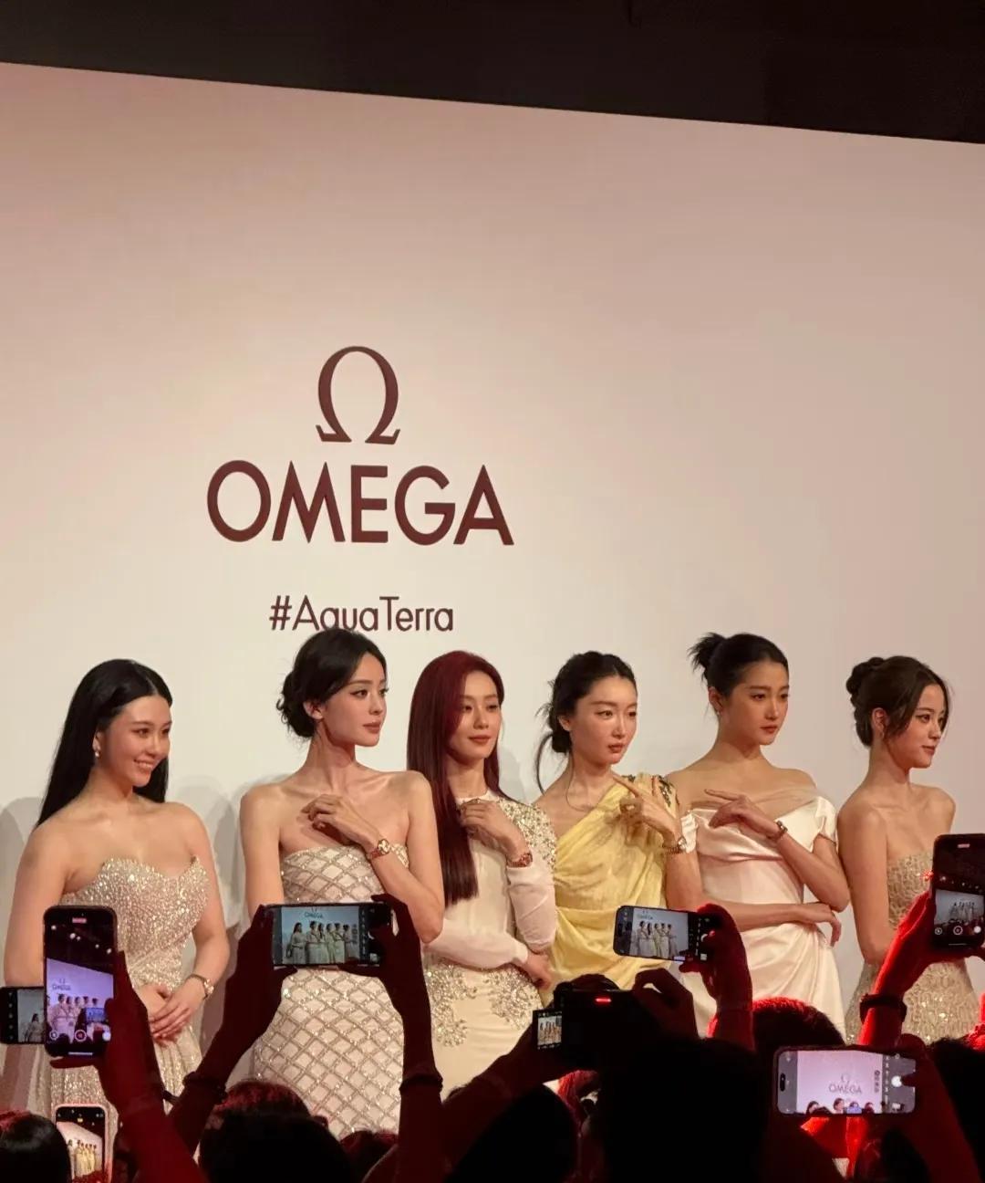 邱淑贞的女儿，平时看还好，但和女明星站一起真的变路人了[汗]