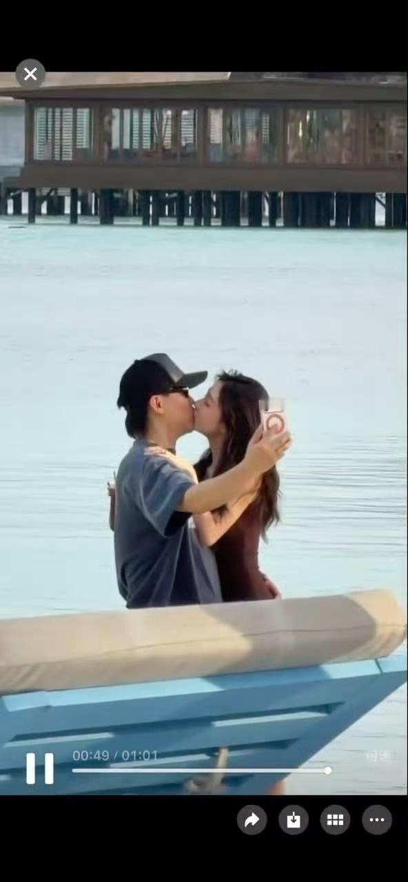 OMG……网友拍到易梦玲和胡彦斌海边亲吻，易梦玲好爱才华