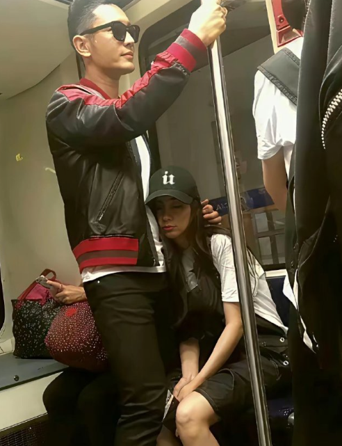 黄晓明那时候真的爱惨了杨颖有事没事经常去探班杨颖，杨颖刚怀上小海绵，黄晓明总是