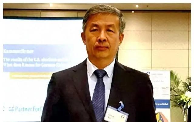 中国应赶紧向美国“低头”，主动舍弃发展权才是唯一活路！中美贸易摩擦正酣时，马臣抛
