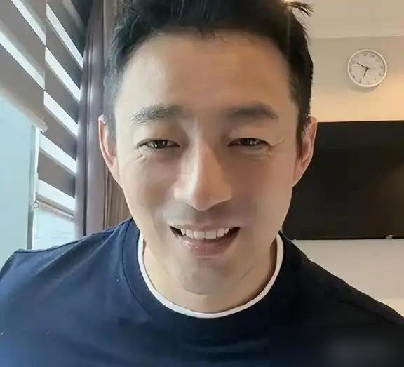 汪小菲这回是真的“疯”了，直接亲手砸了老妈张兰上亿元的饭碗！因为亲妈在直播