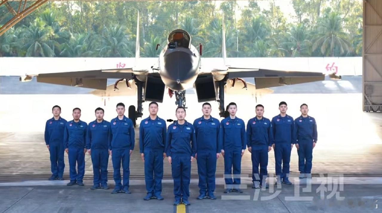 海空雄风团换装歼-15舰载机，这是兄弟部队退下来的老飞机，他们换装最新的歼-15