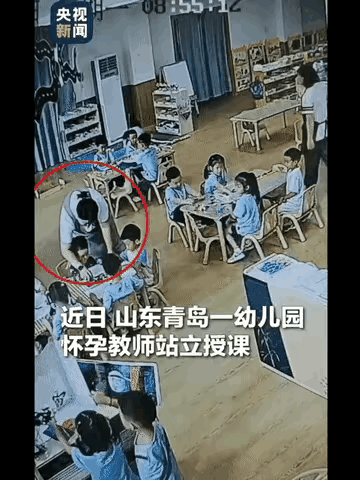 上新闻了！山东青岛的幼儿园，怀孕老师正在给小朋友讲课，没注意有一个小女孩突然离开