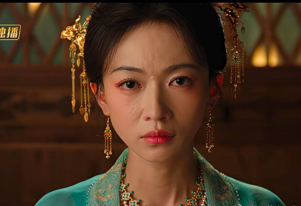 吴谨言也是早就不适合古偶了，要不是于妈，这个颜值状态放短剧里都没人看