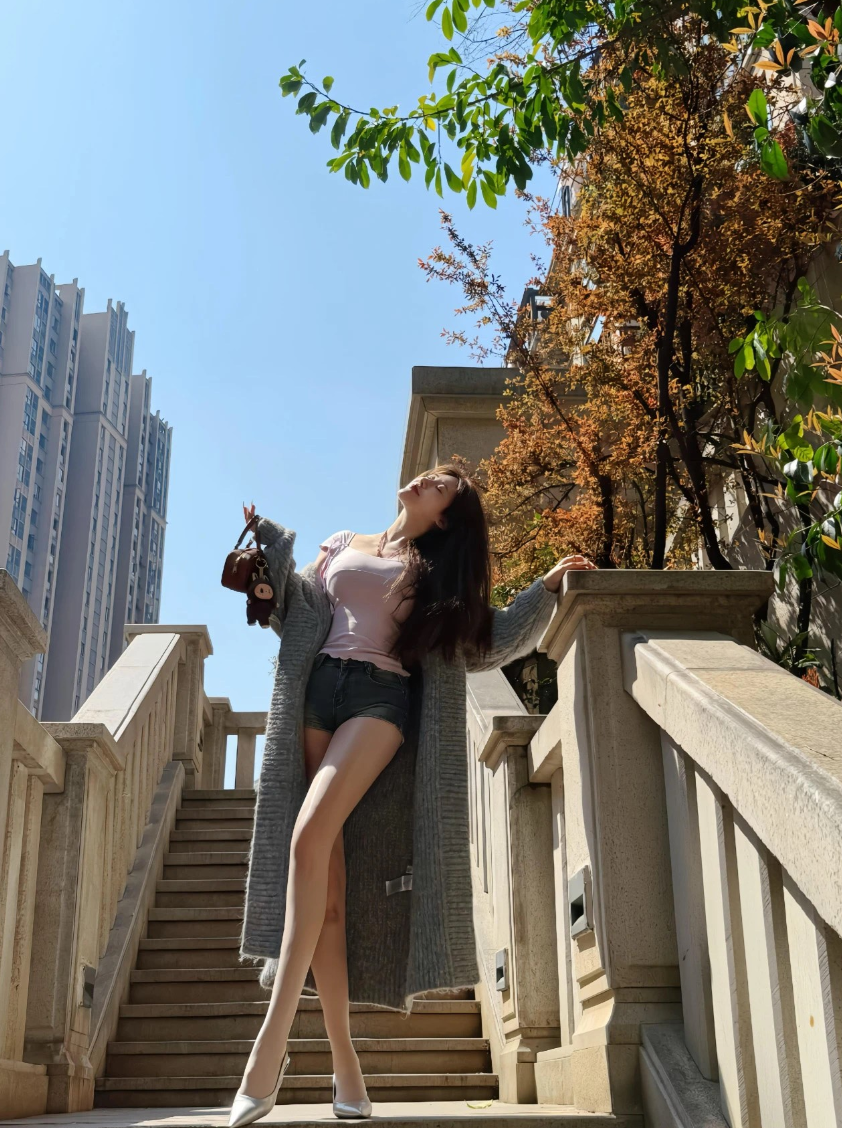 穿露胃装吃火锅被拍，小肚子该不该P掉？听你们的