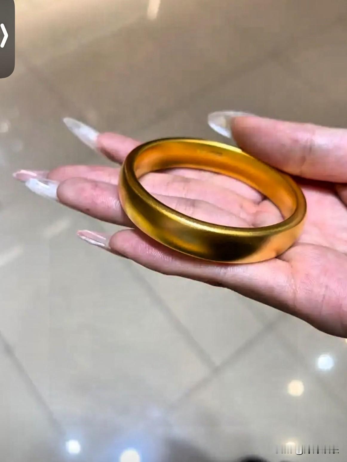 今天为止，实物金价算是涨疯了，8月13日，一款40克的品牌金镯子，标价直接达到