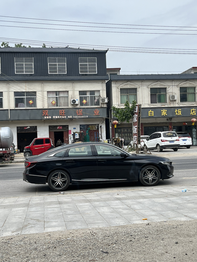 雅阁保养机油问一下大家，两个问题。1.雅阁首保用的啥机油，绿桶？2.雅阁保