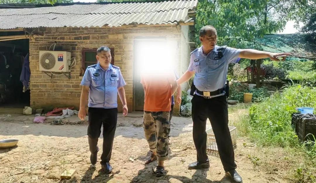因挪用公款躲进深山养鸡场，29年不用手机不坐车不回家，当年抓不到，信息社会你还能
