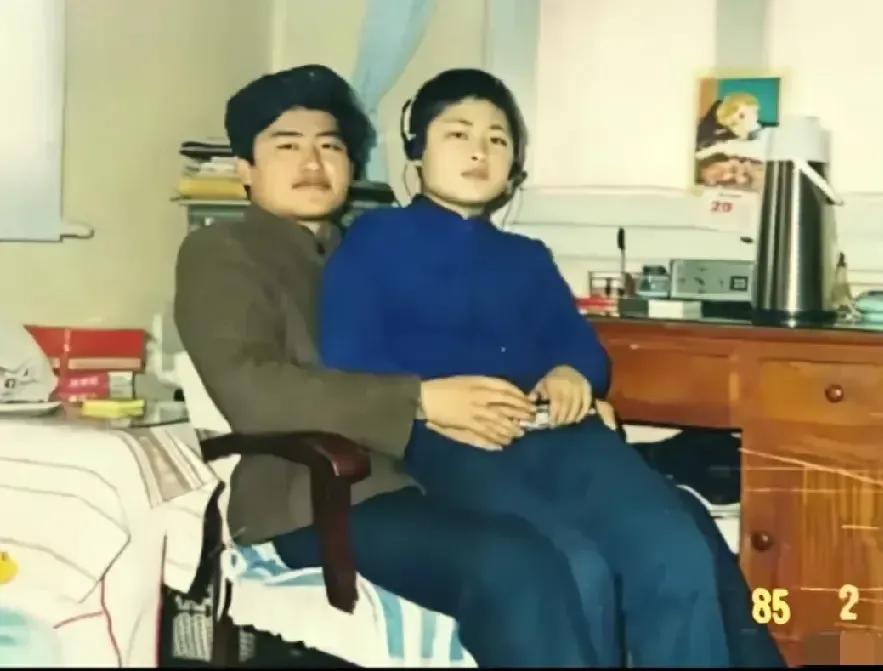 年轻时的刘欢和弟弟刘啸的一张合影。照片拍摄于1985年2月。22岁的刘欢即将