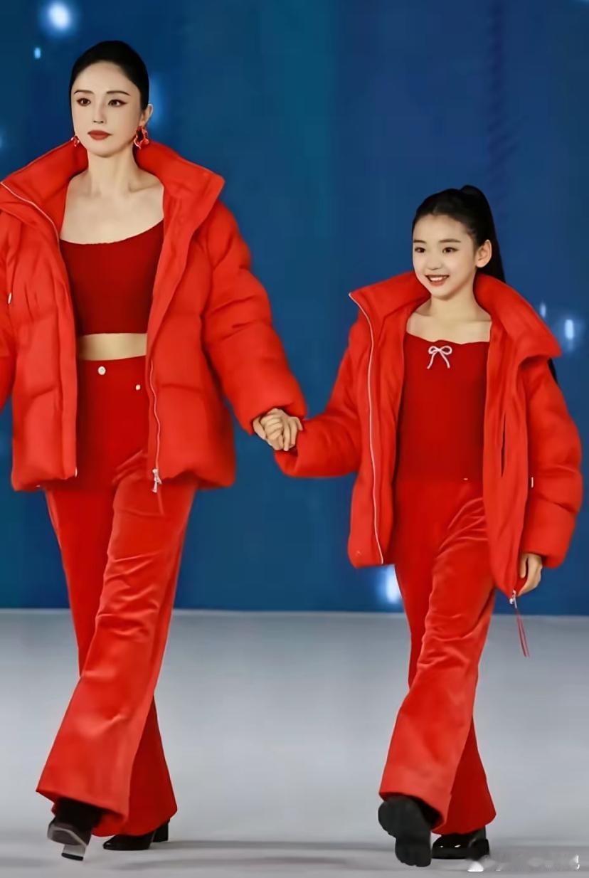 董璇带女儿走秀，小酒窝不愧是星二代，落落大方！小酒窝这孩子，是真的很争气，落落大