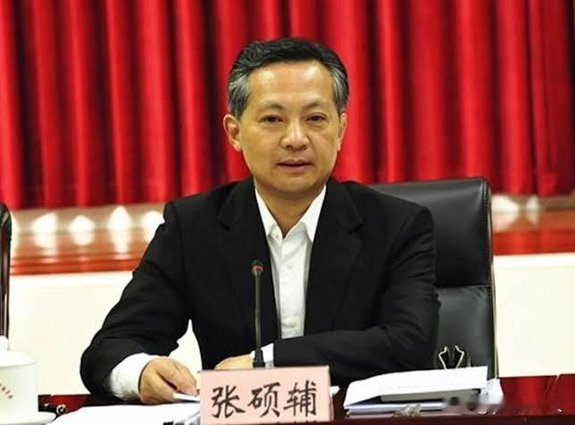 退居二线快五年，张硕辅还是没能安全着陆。2021年底他从广州市委书记任上调到广东