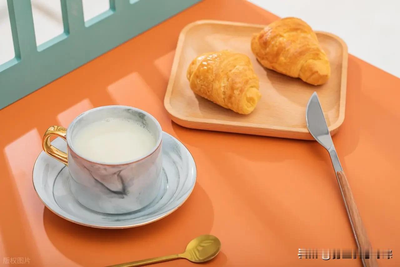 8点吃早餐错了？62岁后早餐别任性，做好3点，吃对才养人人到62岁，身体机