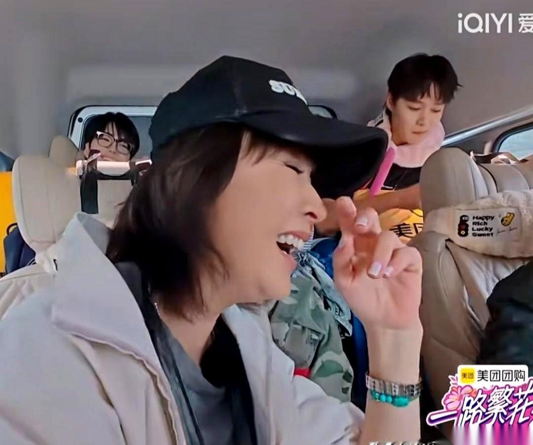 说刘嘉玲怕梁朝伟的，我跟你讲，你们是真的没看懂。那哪是怕啊？那分明是顶级夫妻