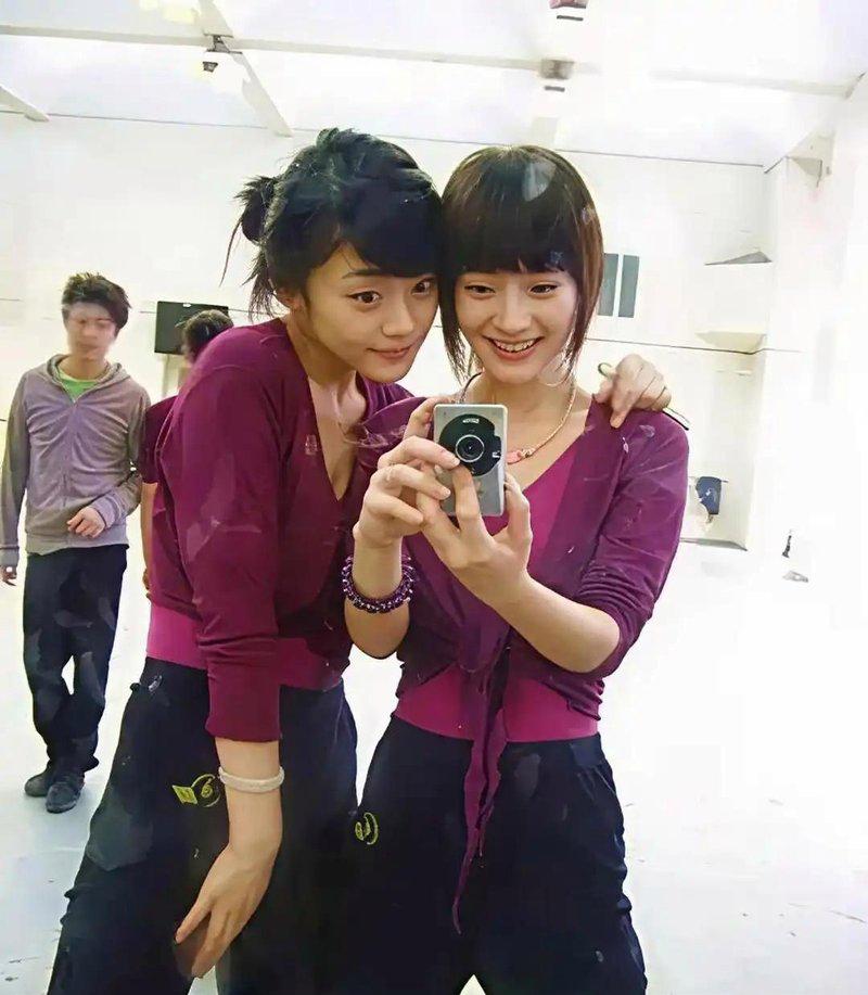 18岁的杨幂在北电的形体课照片近日曝光，勾起无数人对她的青春回忆杨幂，如今的