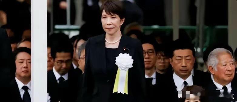 当中方直接将其定性为“战犯神社”，日本顿陷尴尬之境。日本政府不敢反驳供奉战犯这一