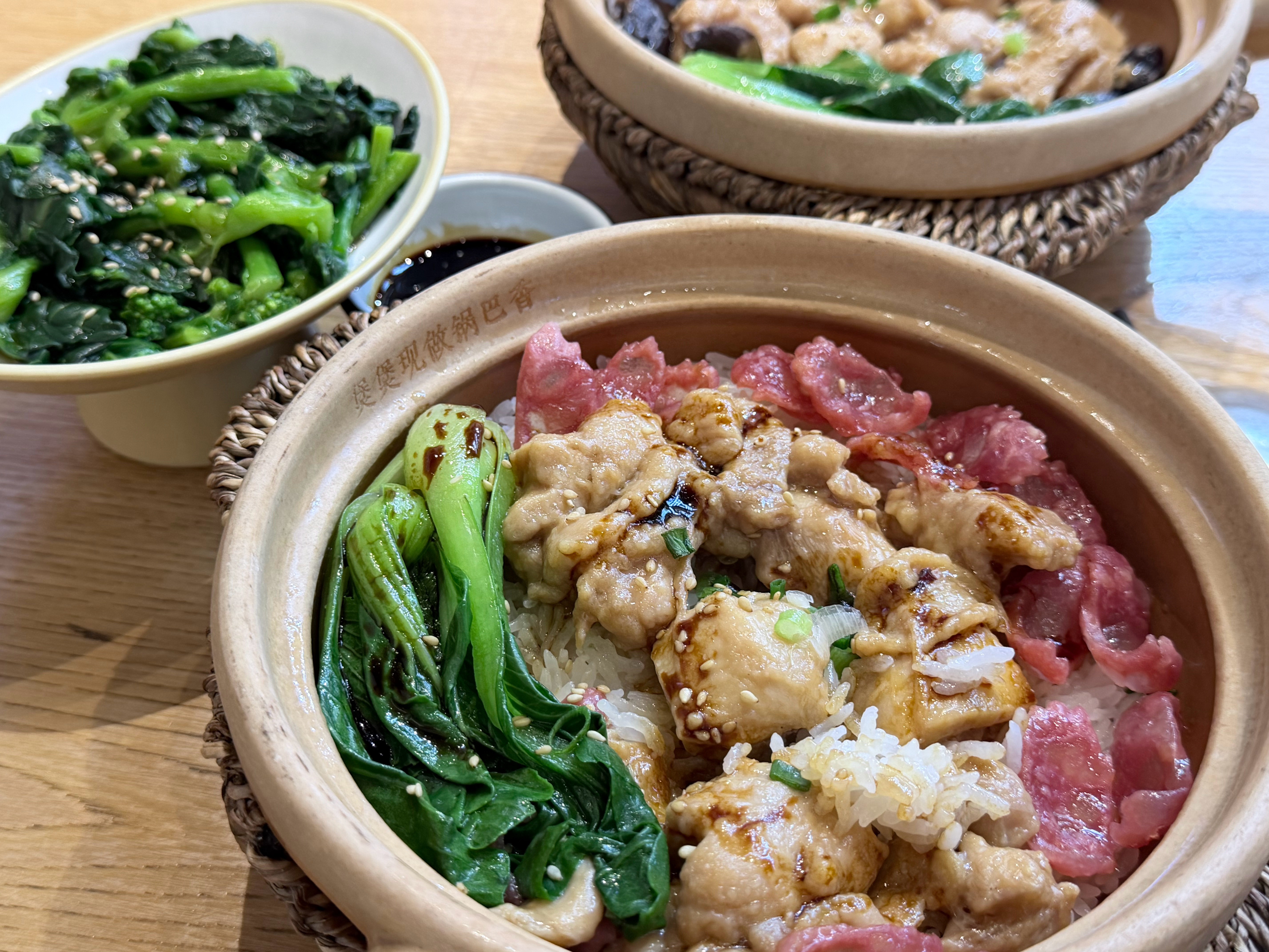 晚饭我先吃了，给朋友说吃煲仔饭的灵魂就是撒巨多玉米粒，他说我这是盲流子吃法，所以