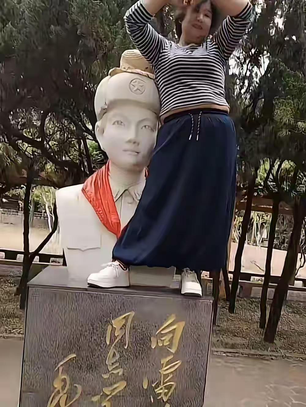 站在雷锋雕像上拍照，对革命先烈没有敬仰，亵渎英烈没有公德，这头膘肥肉壮的东西不感