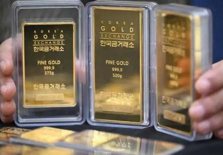 华尔街现在使劲将黄金往上弄，目的是什么？本质上就是美国要降息，一旦降息了。钱就要