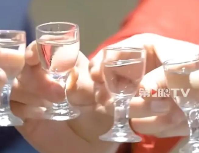 一男子参加老板的酒局，为了把老板陪好，一杯接着一杯的喝，出饭店门还好好的，谁知道