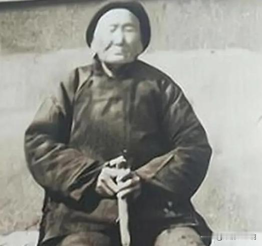 1941年，一位老妇人请“汉奸”侄子吃饭，突然压低声音道：“孩子，给我弄300发