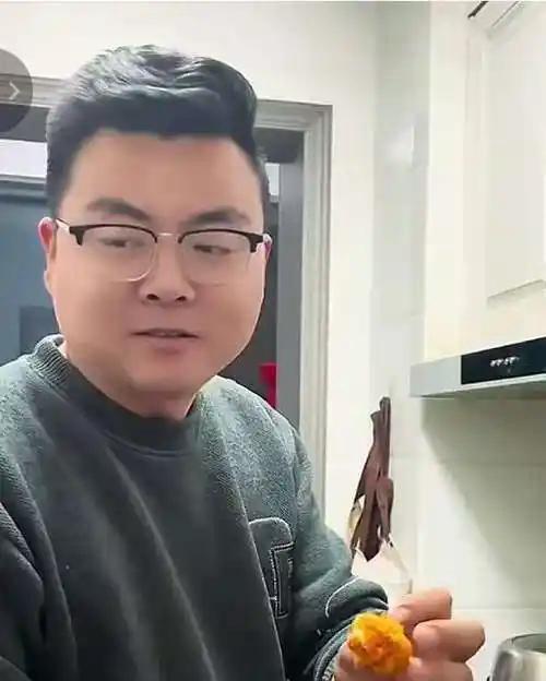 这个大蛋糕在那么多寻亲中是最没鬼用的人，一个七尺大男人看着自己的亲生父母给大娘折