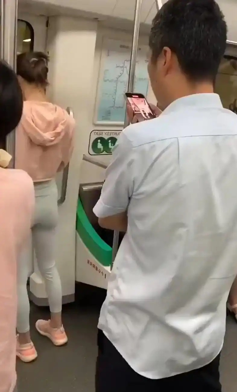 这位小哥也太勇了