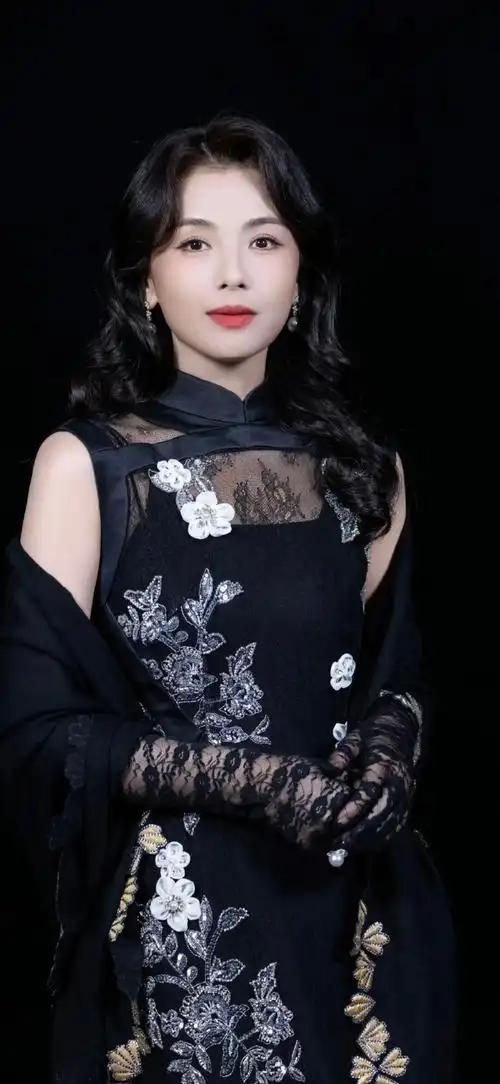 近日，刘涛的妈祖照在网络上爆火，被众多网友设为手机壁纸，掀起了一阵“电子祈福”热