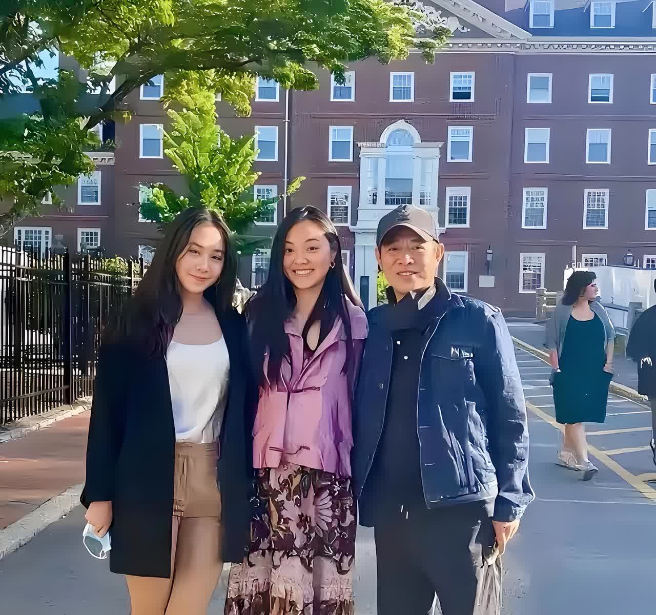 李连杰，是国际功夫巨星，被誉为“功夫皇帝”，娶了娱乐圈的大美人利智。李连