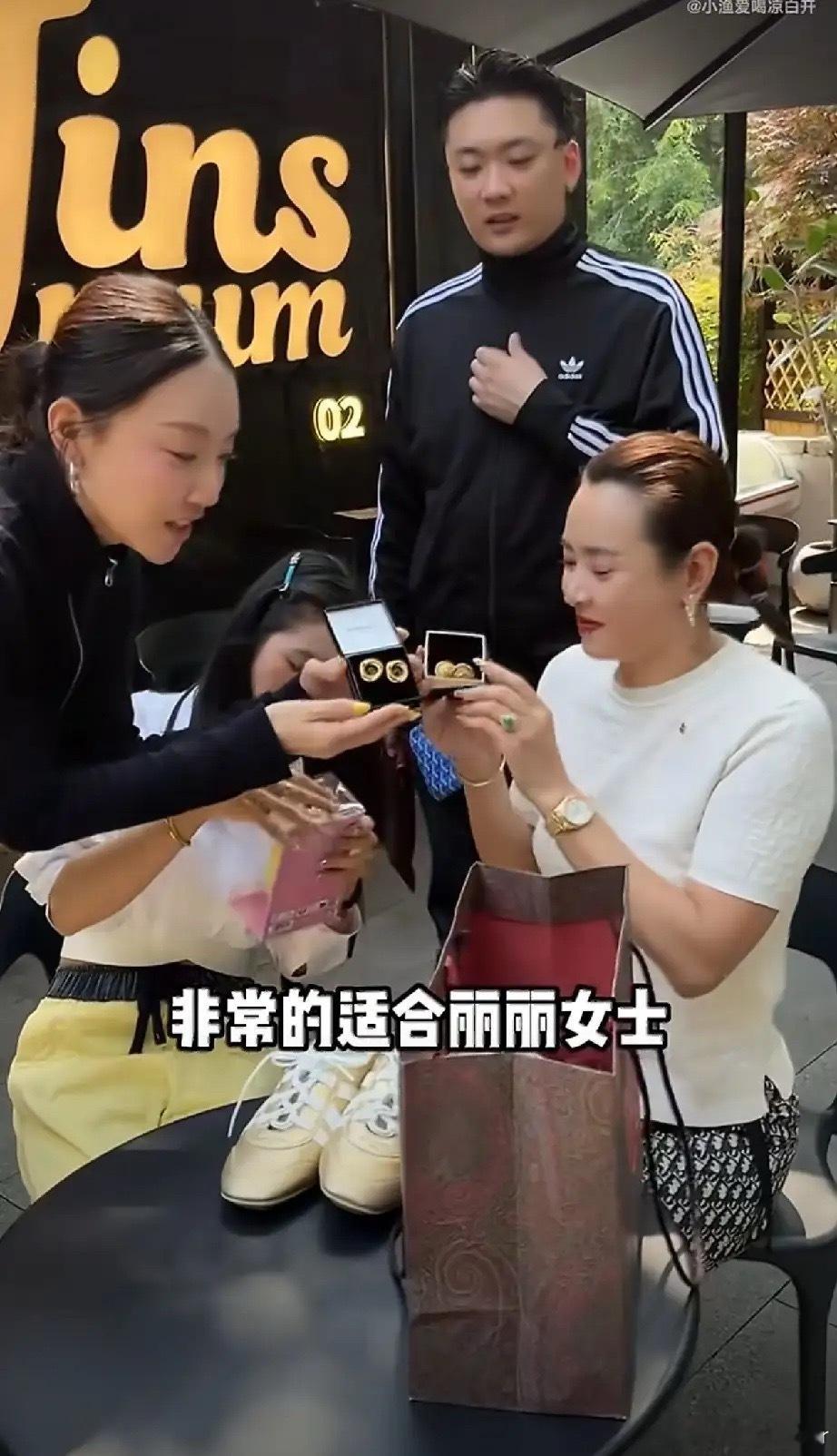送个夹来的娃娃，排场比送金条还大，李勒优还得感恩戴德？崔晋带老婆去日本玩，回来给