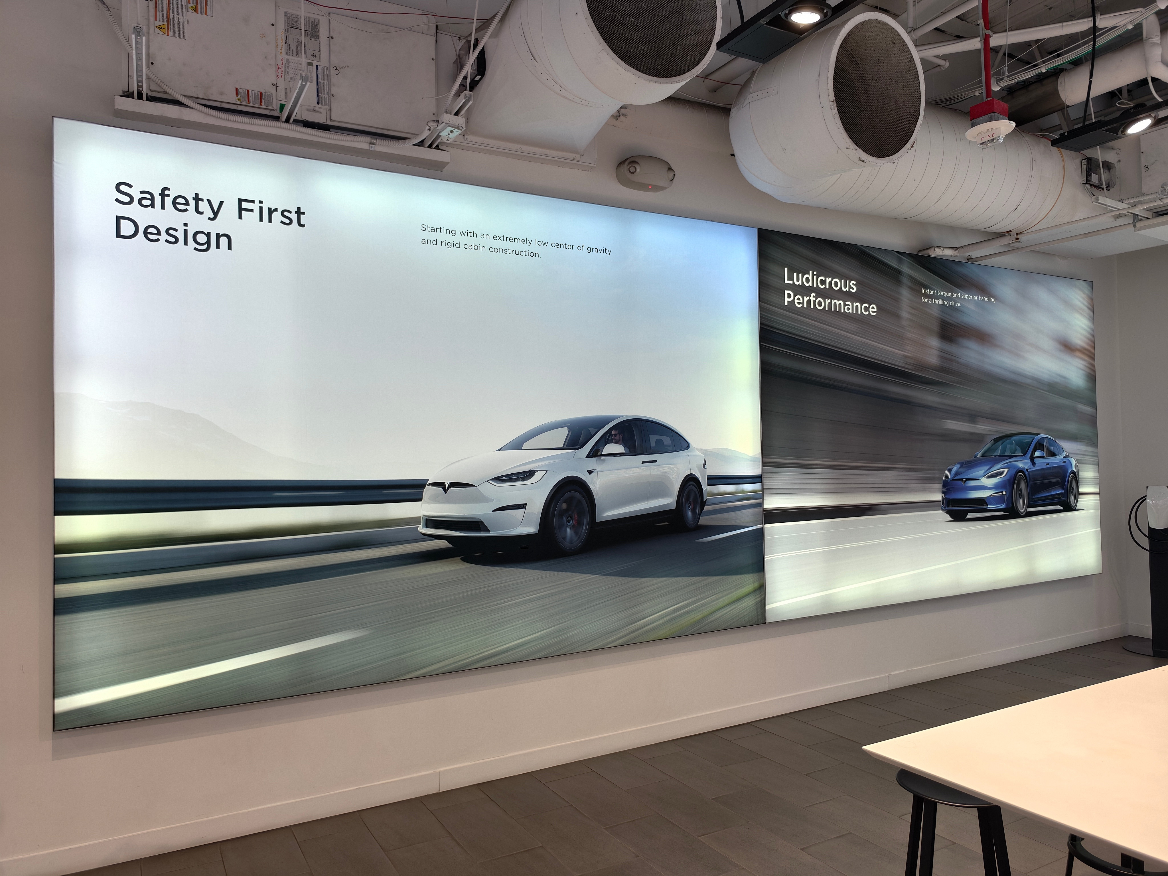 特斯拉店里转了转，店小只有两台3两台Y，没有Cybertruck。连展车