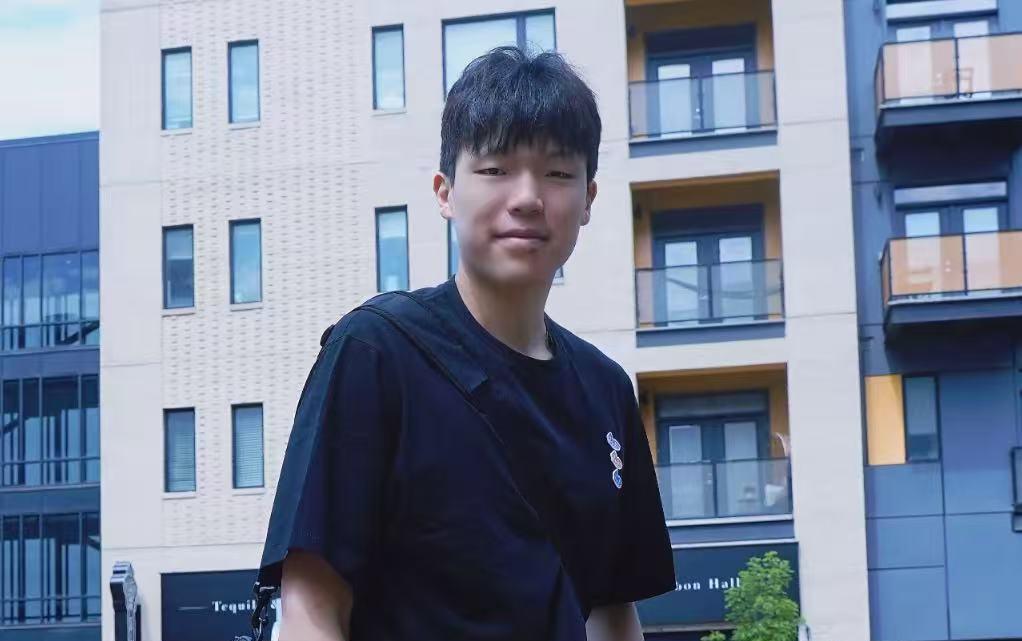 杨瀚森机场转机！这是杨瀚森结束印第安纳步行者试训后，在机场转机时，记者拍到的一