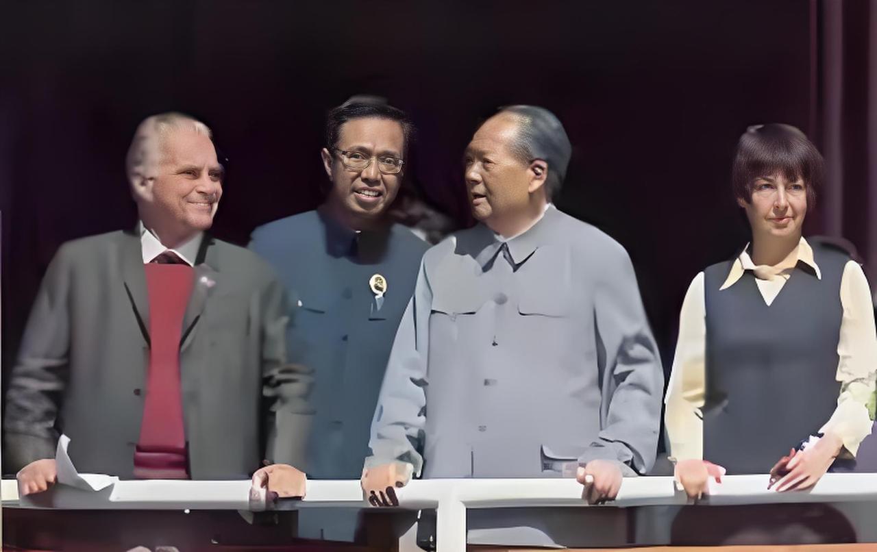 1971年，病榻上的美国记者斯诺收到了一封来自美国总统尼克松的亲笔信。信里夸他“