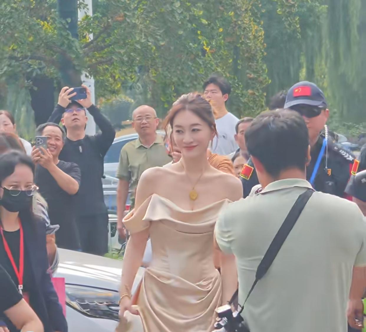 咱也算亲眼看见女明星了，今天在南通万象城看到李小冉毫不夸张地说，真的不需要啥