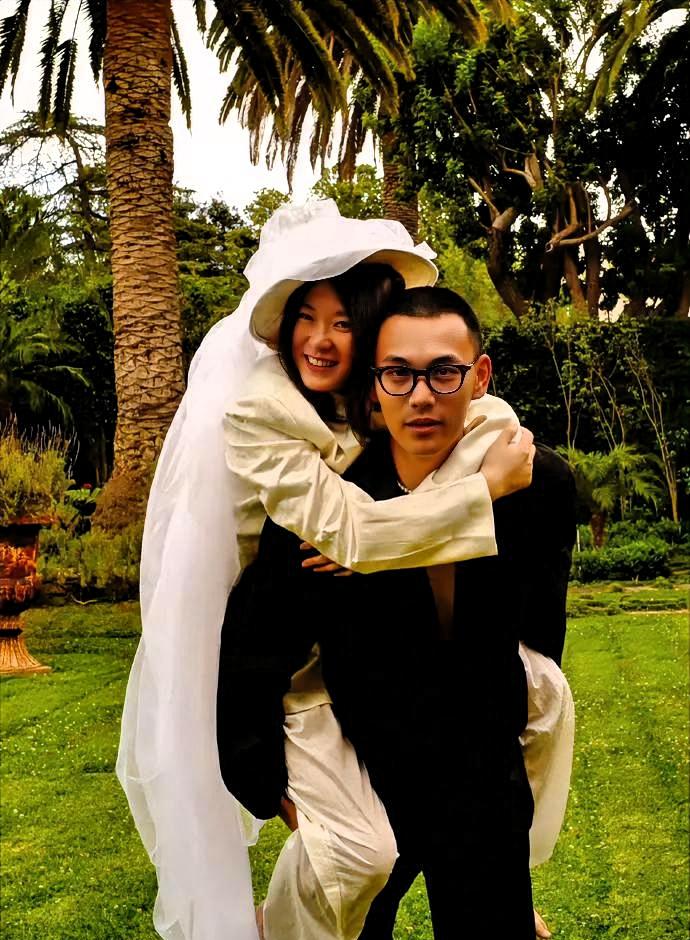 黄璐把婚纱照甩上热搜那天，距离她上次离婚，已经过去五年。照片里她靠着新丈夫，