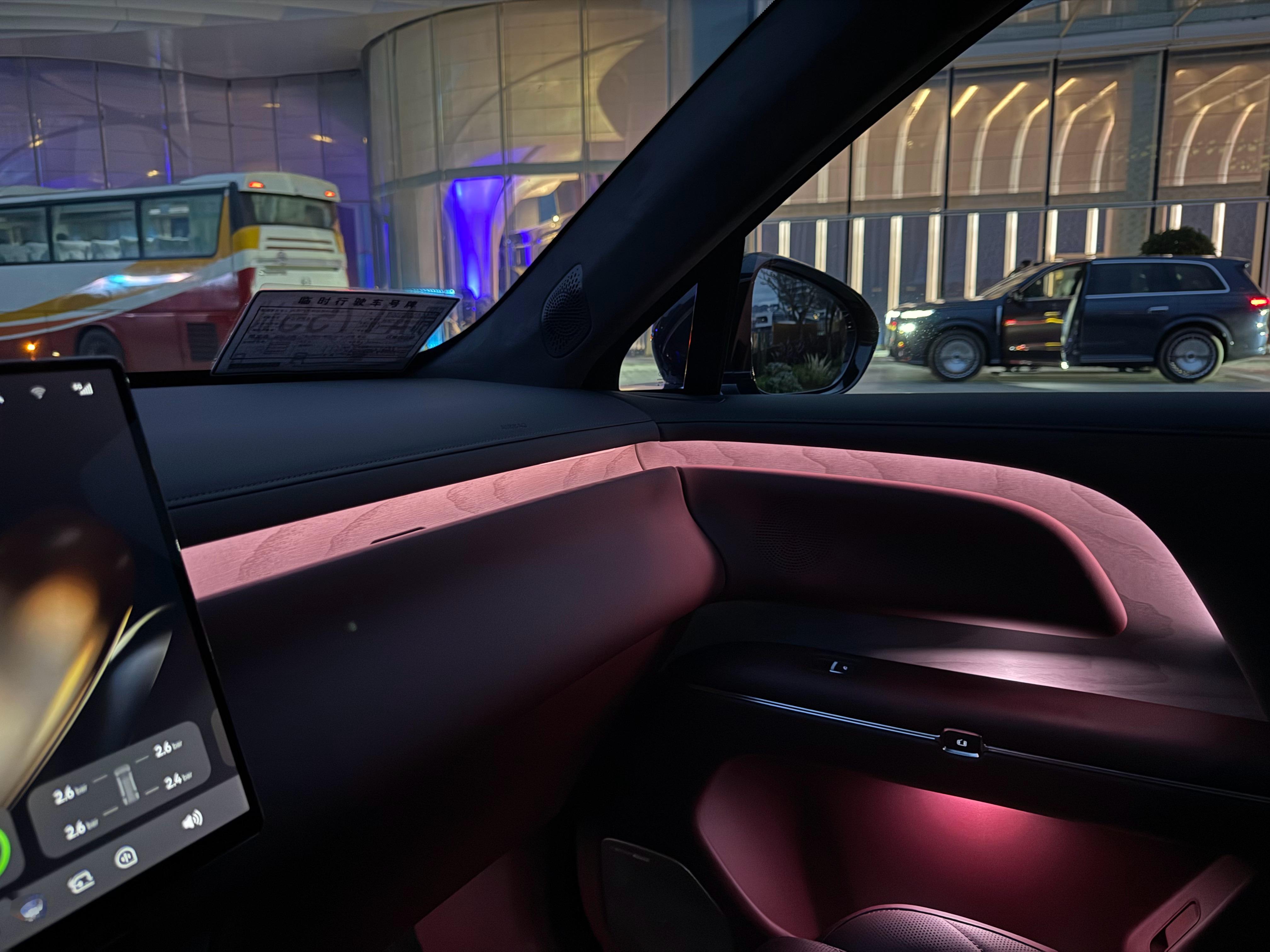 岚图泰山的氛围灯很高级，见光不见灯的设计手法用到位了，光线是打在木纹饰板上反射出