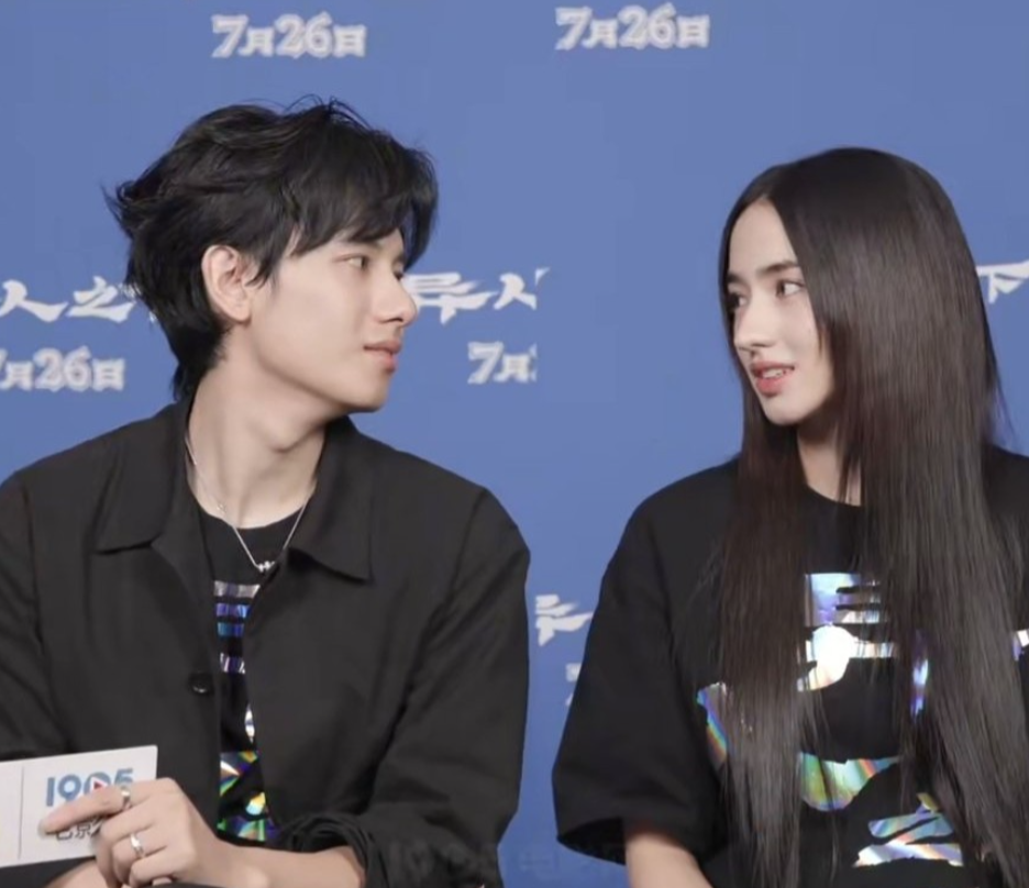 偷偷藏不住，零零后男女明星大胆恋爱主打随心所欲！发现没有零零后年轻人比较自我，
