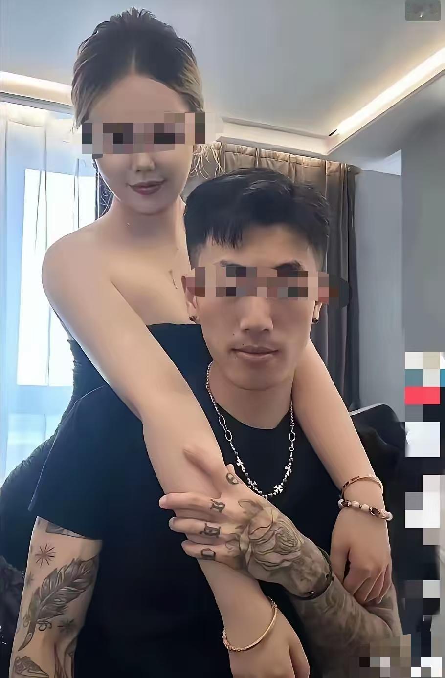 青岛被停职的女护士长得很漂亮，她之所以惹众怒、被处理，不是因为男友大花臂，而是所