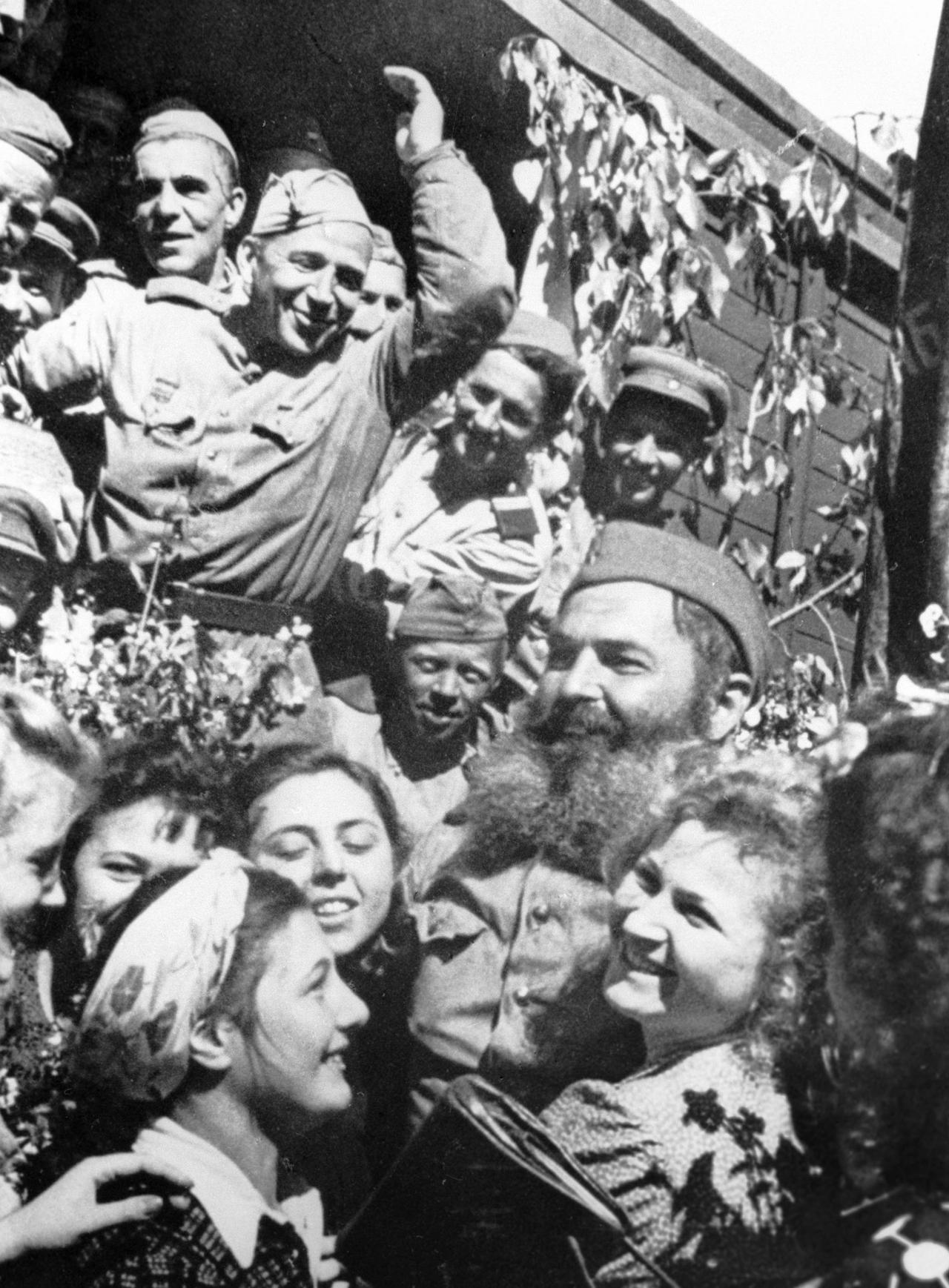 [呲牙笑]胜利了！回家了！图1，1945年，莫斯科，几名女性把一位满脸虬髯的汉子