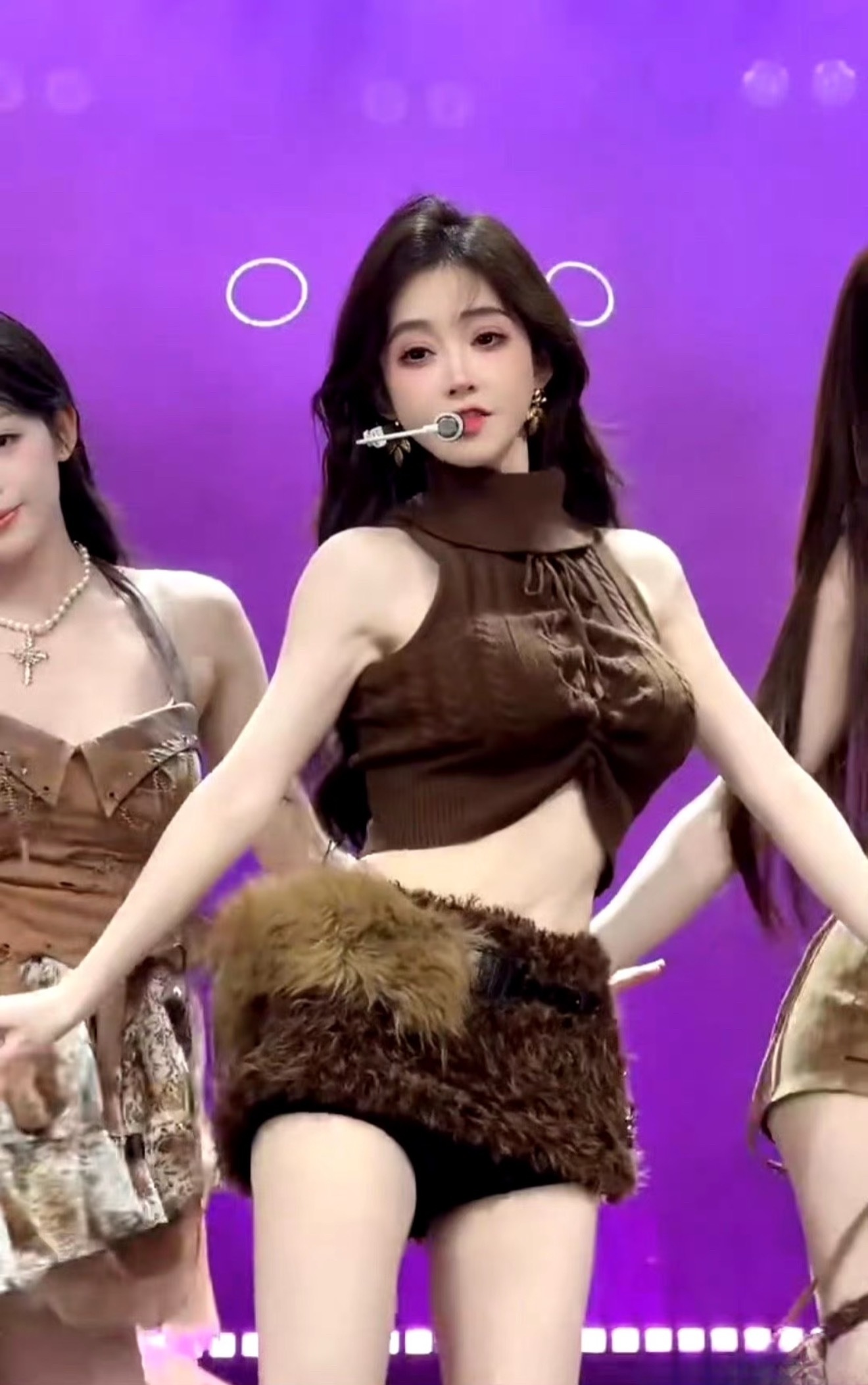 冯提莫直播间换装被封刚刚直播中的短暂关播，是节目流程中一次常规的技术调整与换装准