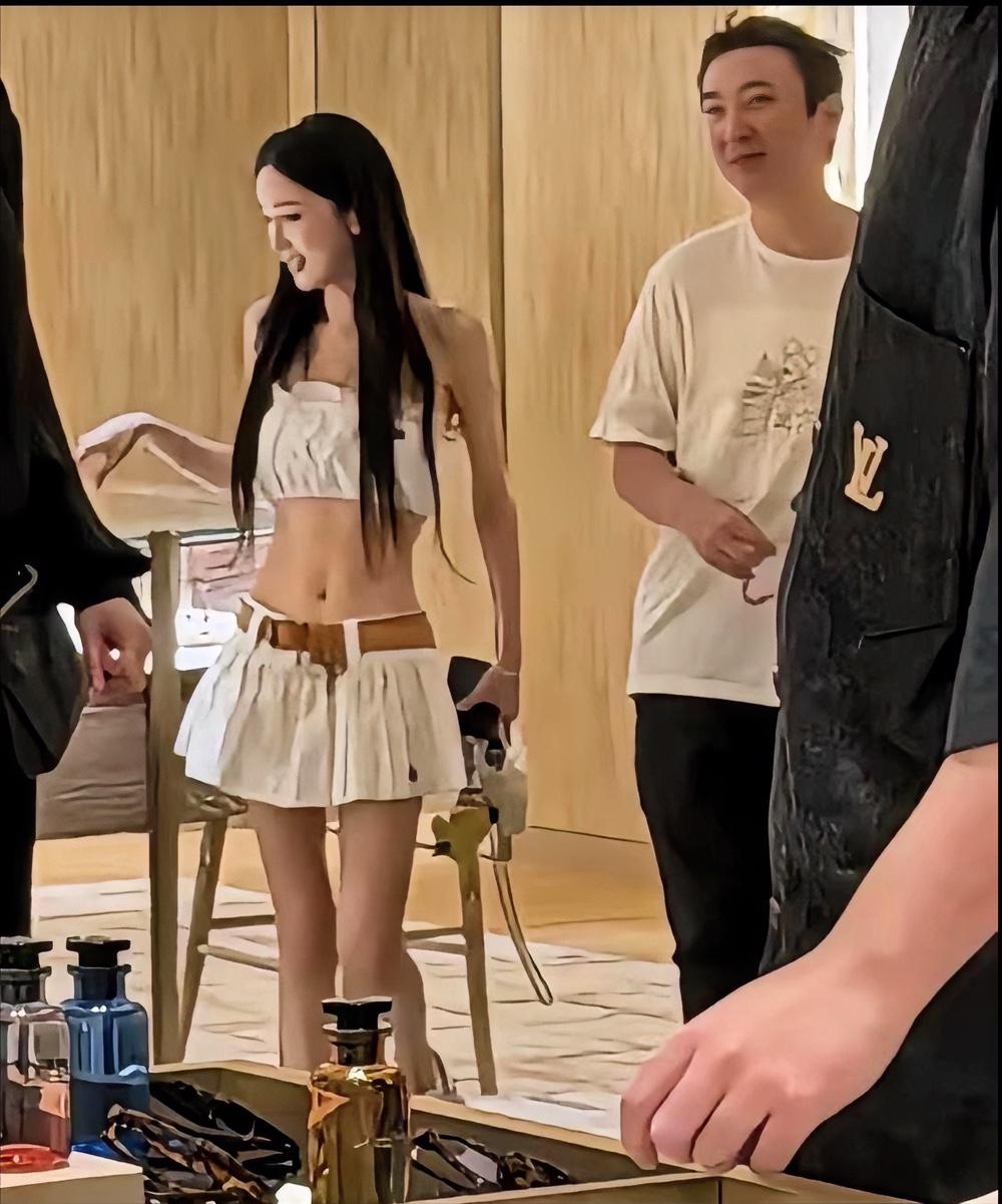 王思聪新女友看着气色很差浑身没精神！