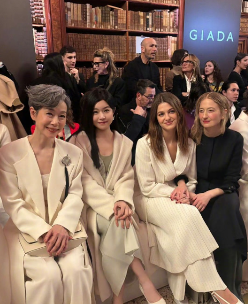 陈妍希晒与叶童合影第三天在意大利米兰参与时装周活动的陈妍希晒出几张合影其中有