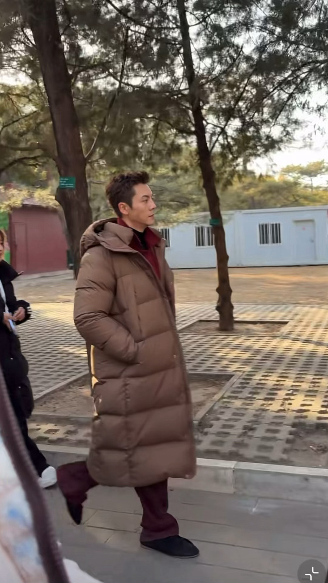 网友在地坛公园偶遇陈伟霆，哥穿的超绝平底鞋地坛公园偶遇陈伟霆