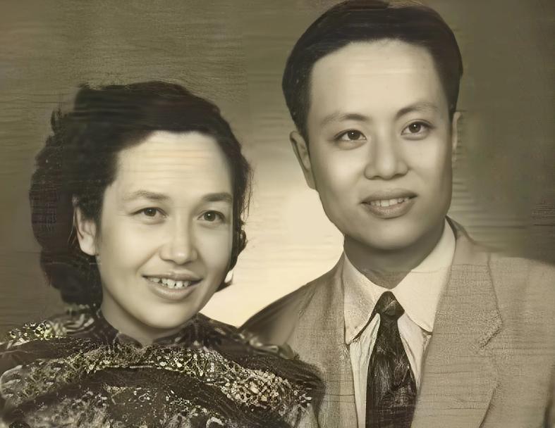 1947年夜，特务踹开房门搜出电台，看清夫妻身份，特务头子瞬间慌了。1947