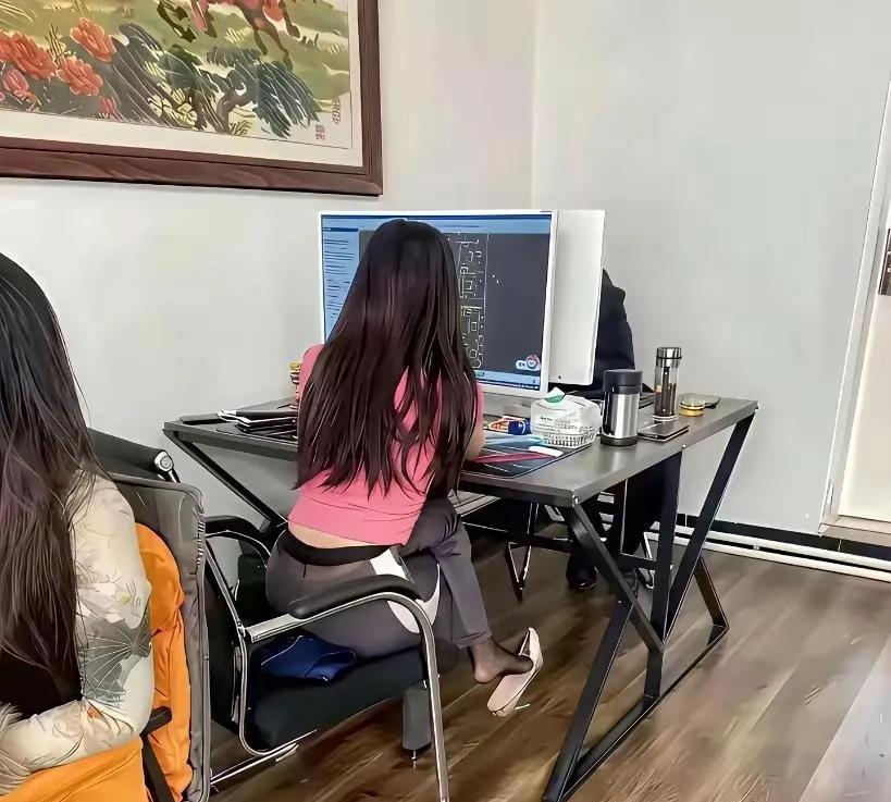女同事这鞋有些大啊，太不跟脚了！