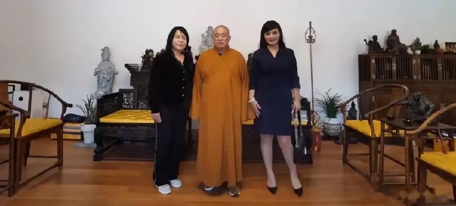 曾经，释永信与两位女访客在少林寺室内会客室里的一张留影，房间摆放红木家具、各类佛