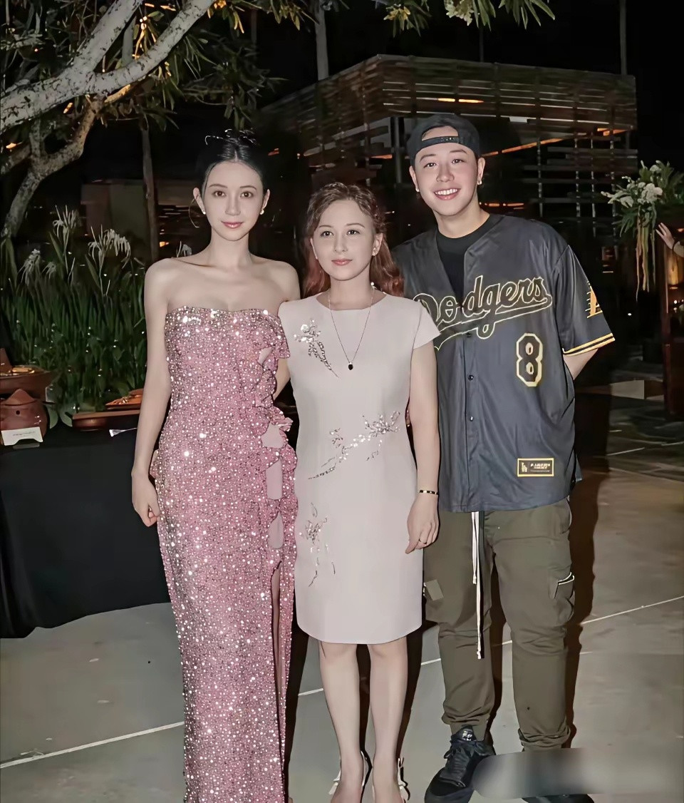 不得不说，潘玮柏老婆的五官很有辨识度，再看她妈妈眉眼和轮廓几乎是复刻版。