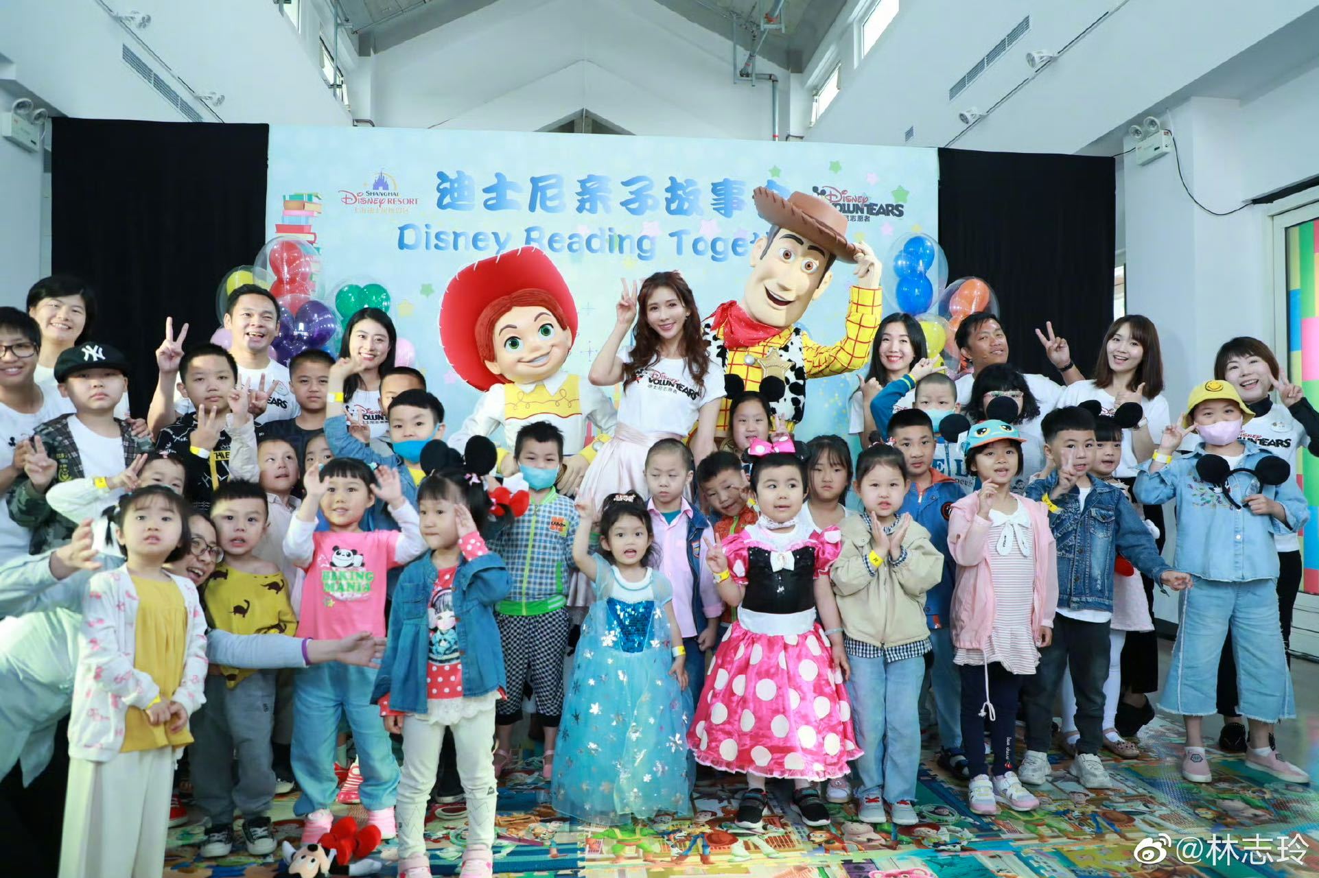 网友评林志玲面相变了真正的美丽无关皮相，她多年如一日的得体与温暖，用行动诠释了