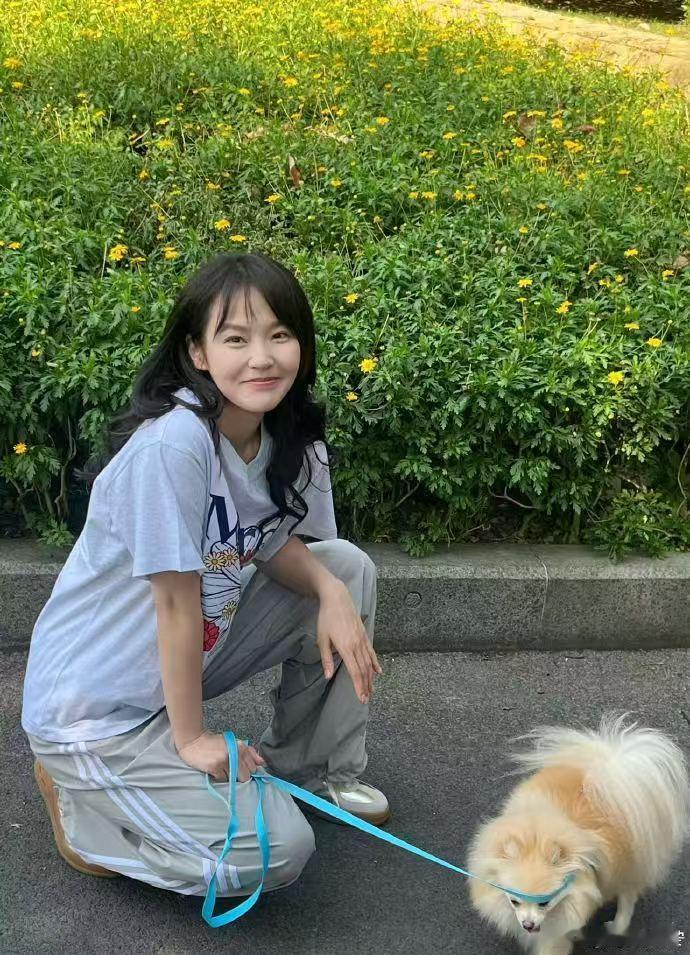张佳宁日常电子闺蜜感张佳宁的日常分享就像一场视觉盛宴，让我大饱眼福。她健身时的
