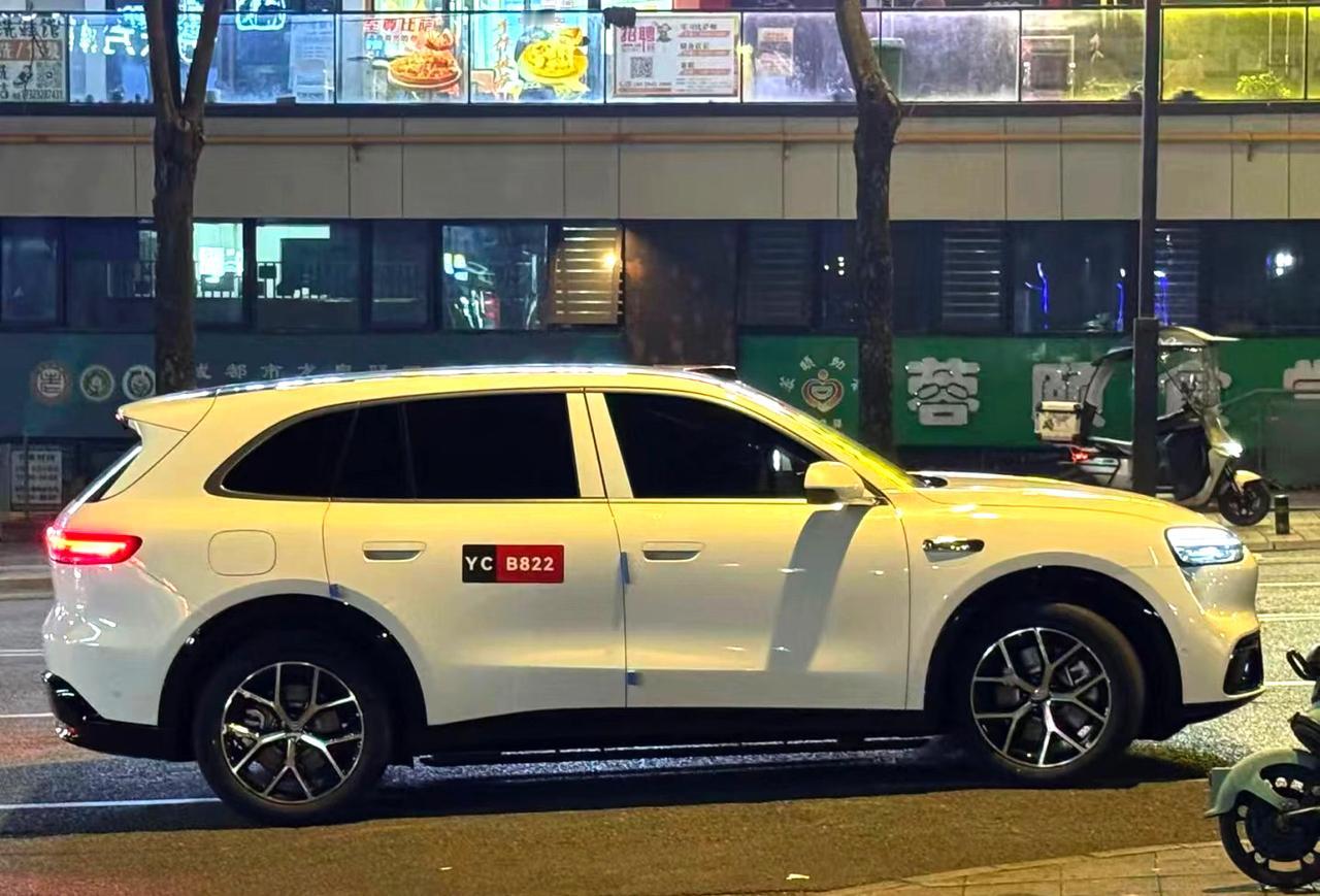 疑似网友拍到的问界M6无伪装测试车，看起来比官宣的要好看很多啊！从外观来看，